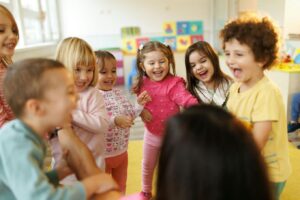 Read more about the article Jak przedszkole może rozwijać umiejętności społeczne u dzieci?